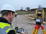 Peter met een landmetingsinstrument.